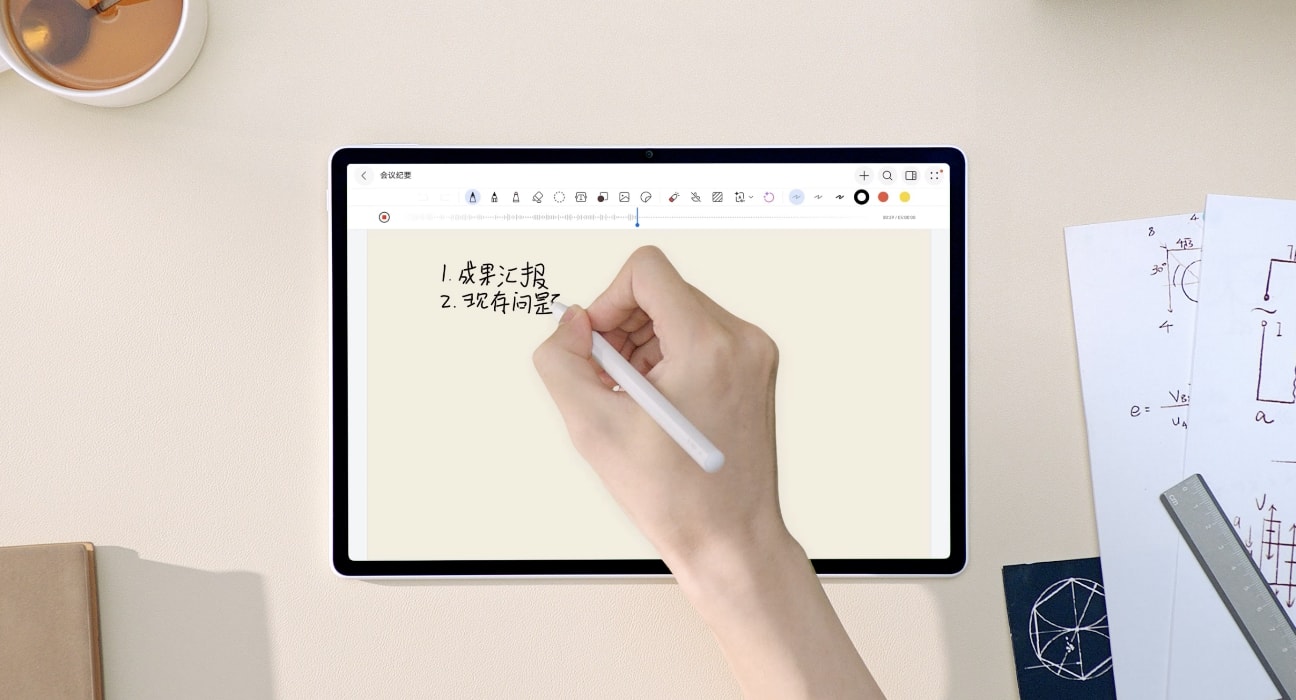 用户将手写公式圈选转写成标准公式，展示了华为笔记 AI 公式识别功能