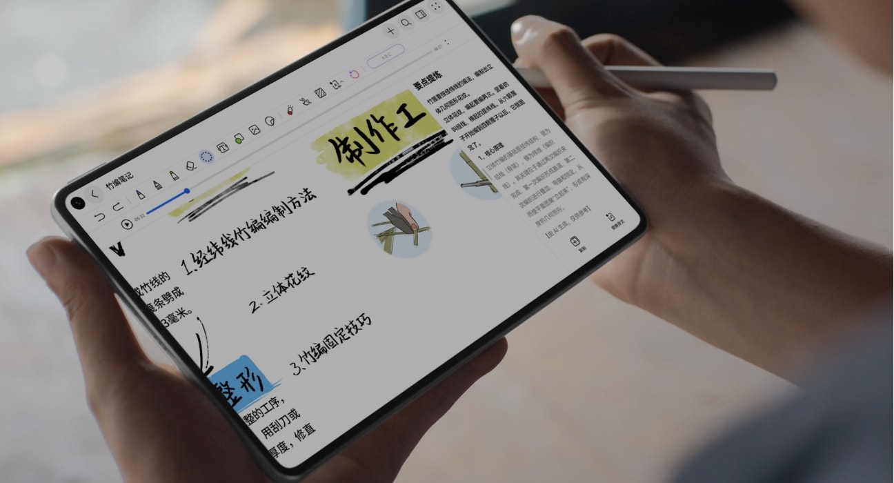 用户点击信息进行提炼，展示了华为笔记 AI 要点提炼的功能
