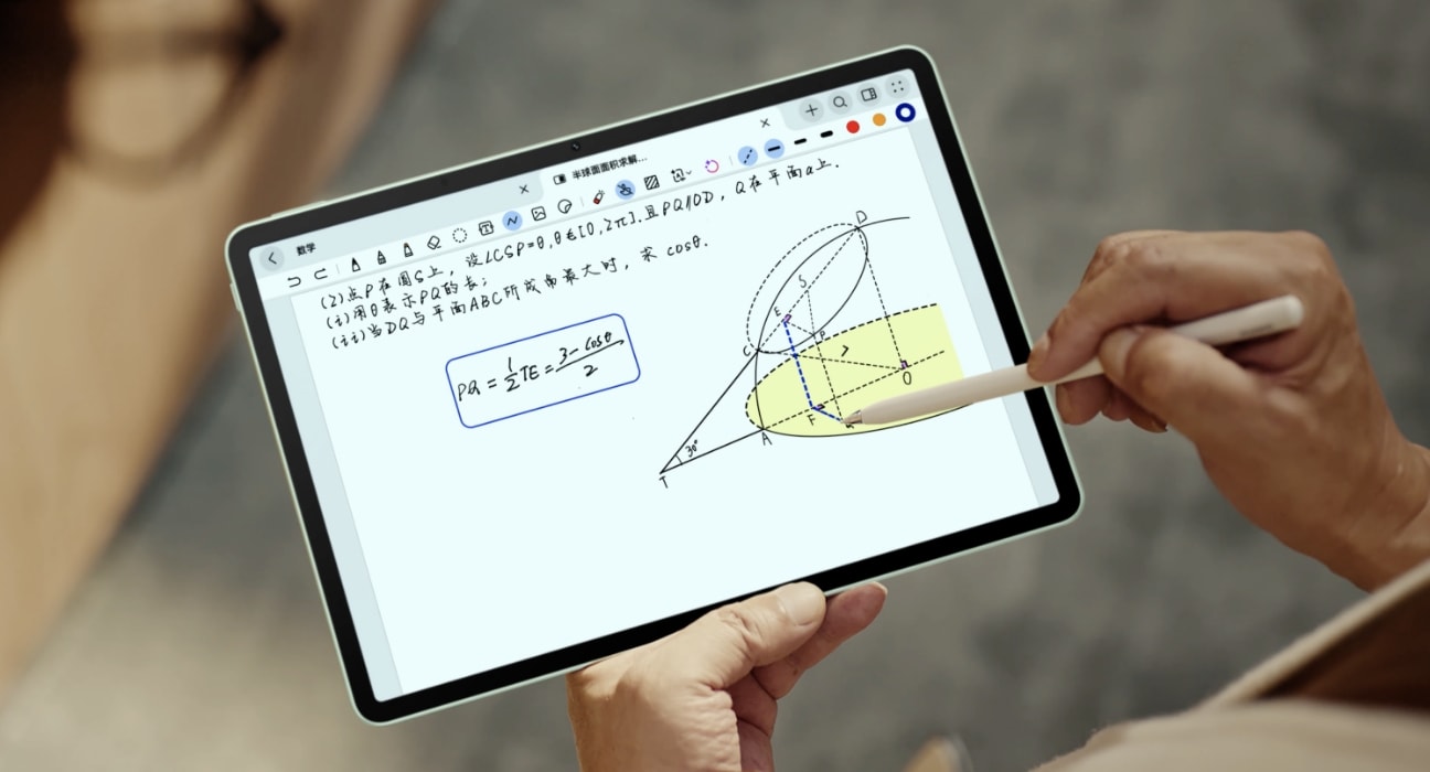 用户使用笔记作画，展示了华为笔记自由作图的功能