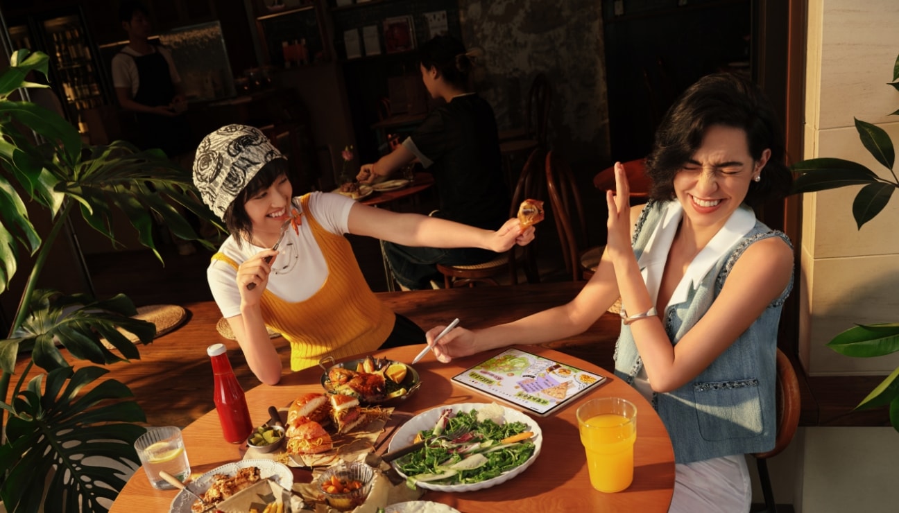 用户把照片插入华为笔记，展示了华为笔记记录生活的功能