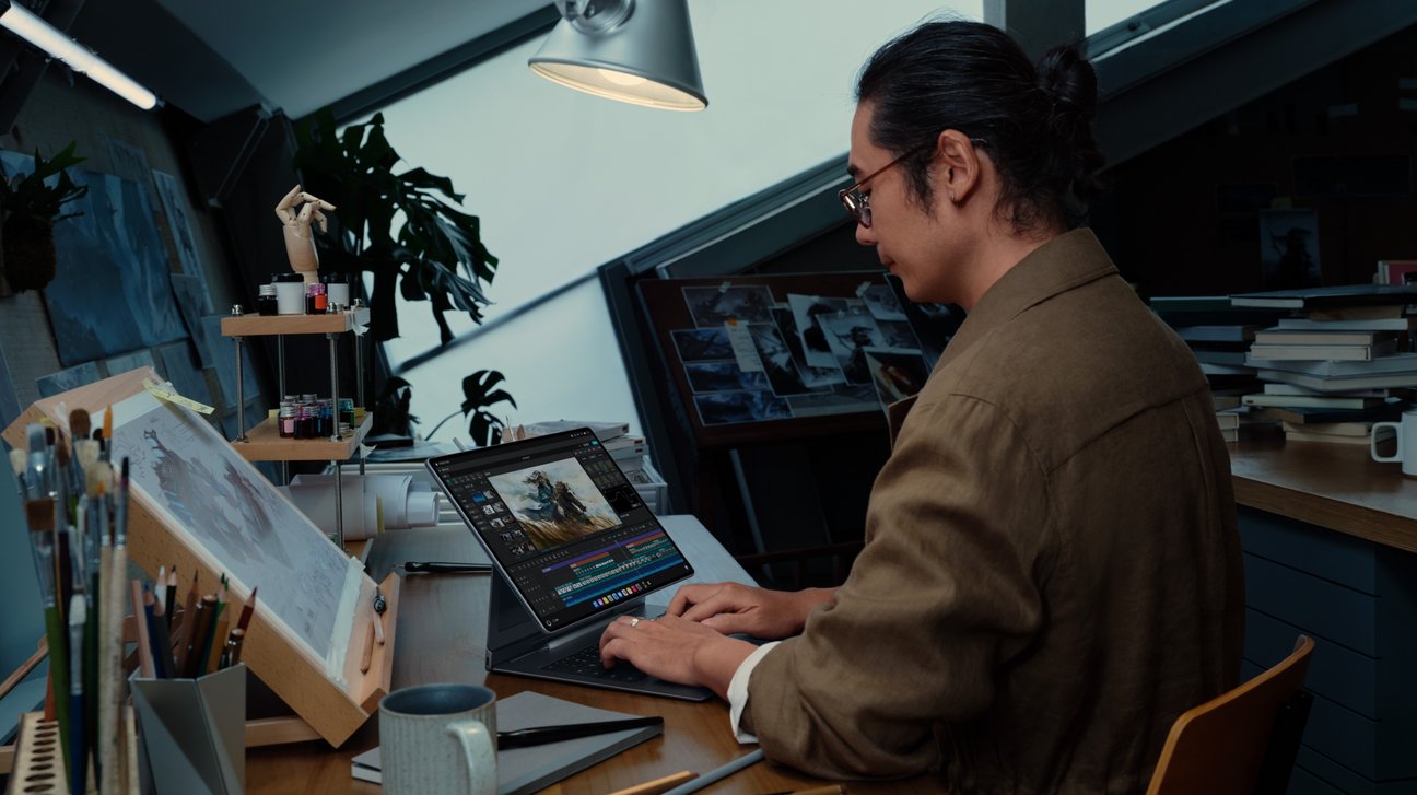 用户使用华为星跃悬浮键盘（适用于 HUAWEI MatePad Edge）在工作室中工作