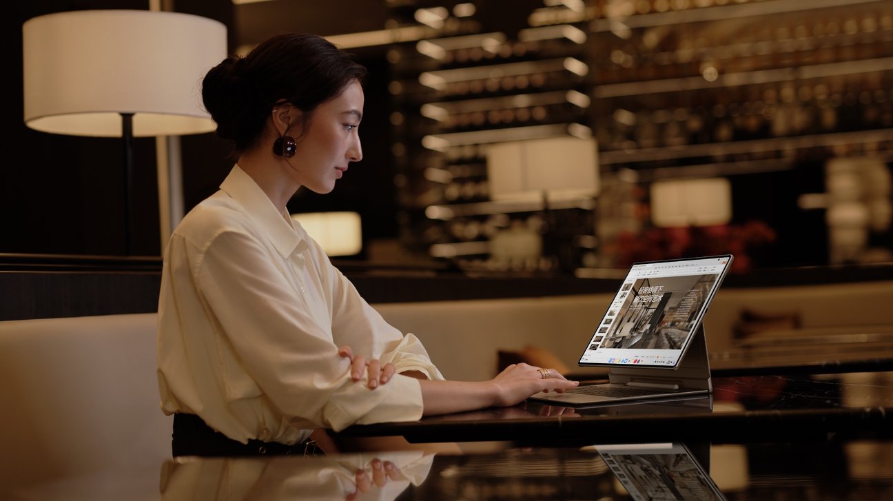 用户使用华为星跃悬浮键盘（适用于 HUAWEI MatePad Edge）在咖啡厅中工作