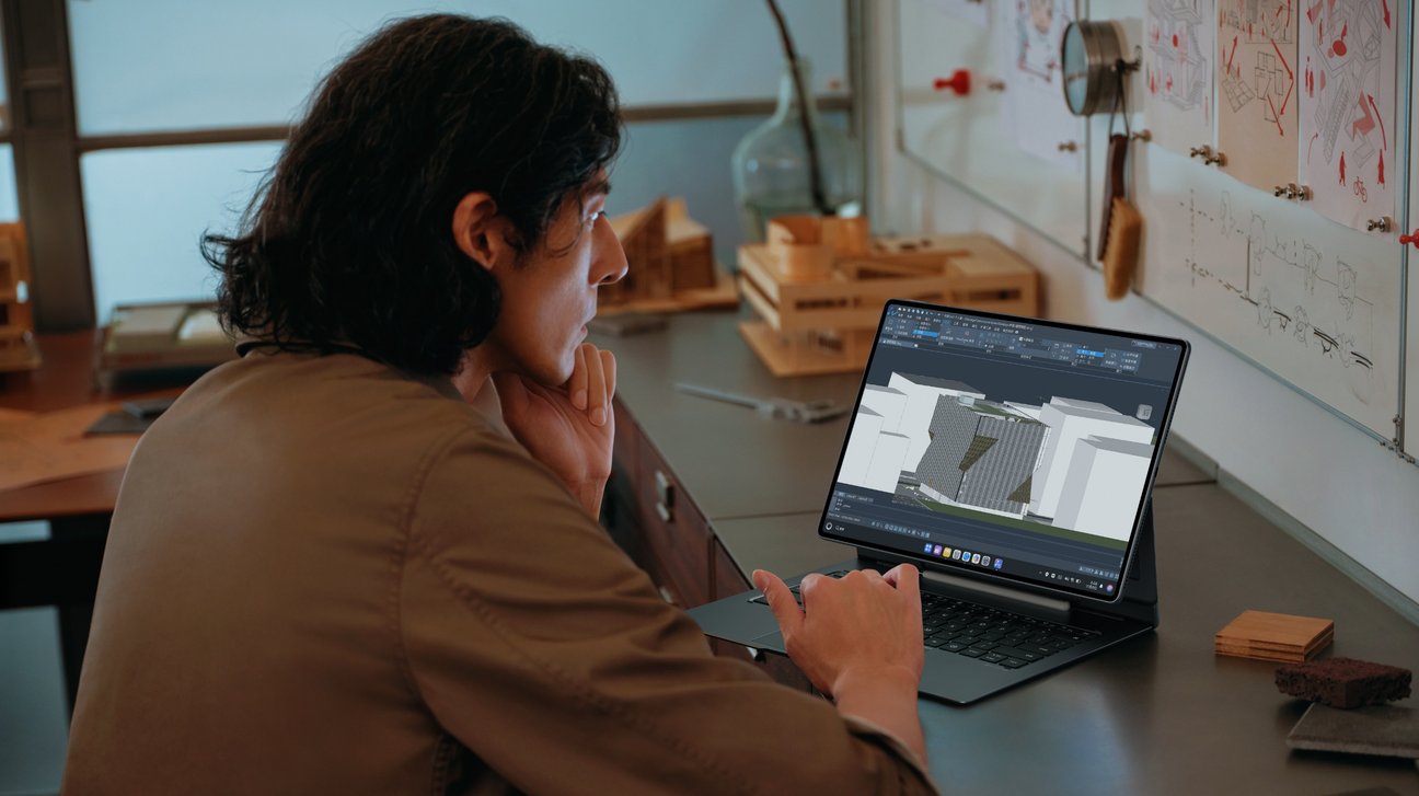 用户使用华为星跃悬浮键盘（适用于 HUAWEI MatePad Edge）在书桌前工作