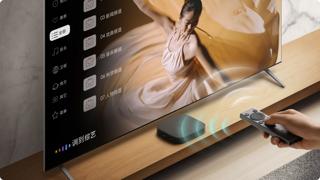 展示了华为灵犀指向遥控既能控制智慧屏，又能控制机顶盒