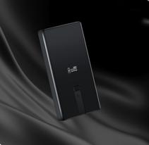 黑色华为自带线全能充移动电源（100 W 12000），展示了其轻快便携的特点