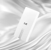 白色华为自带线全能充移动电源（100 W 12000），展示了其轻快便携的特点