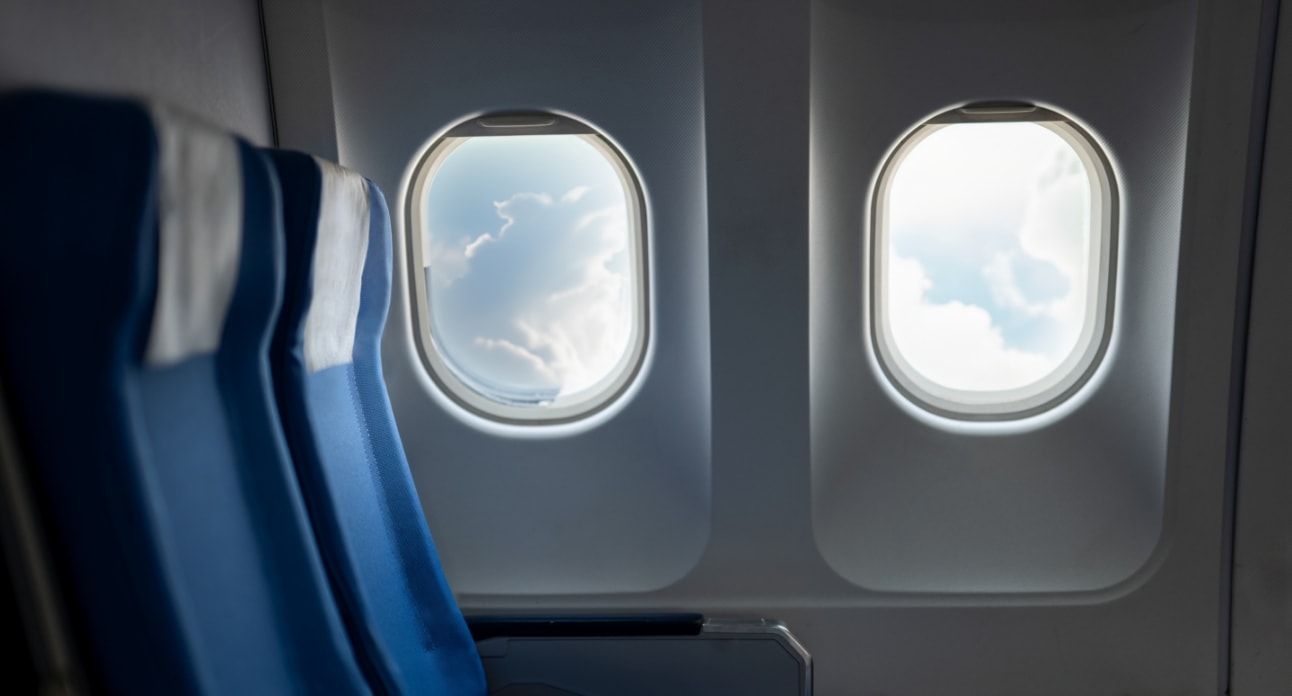 飞机客舱，展示了华为自带线全能充移动电源（66W 12000）可上飞机