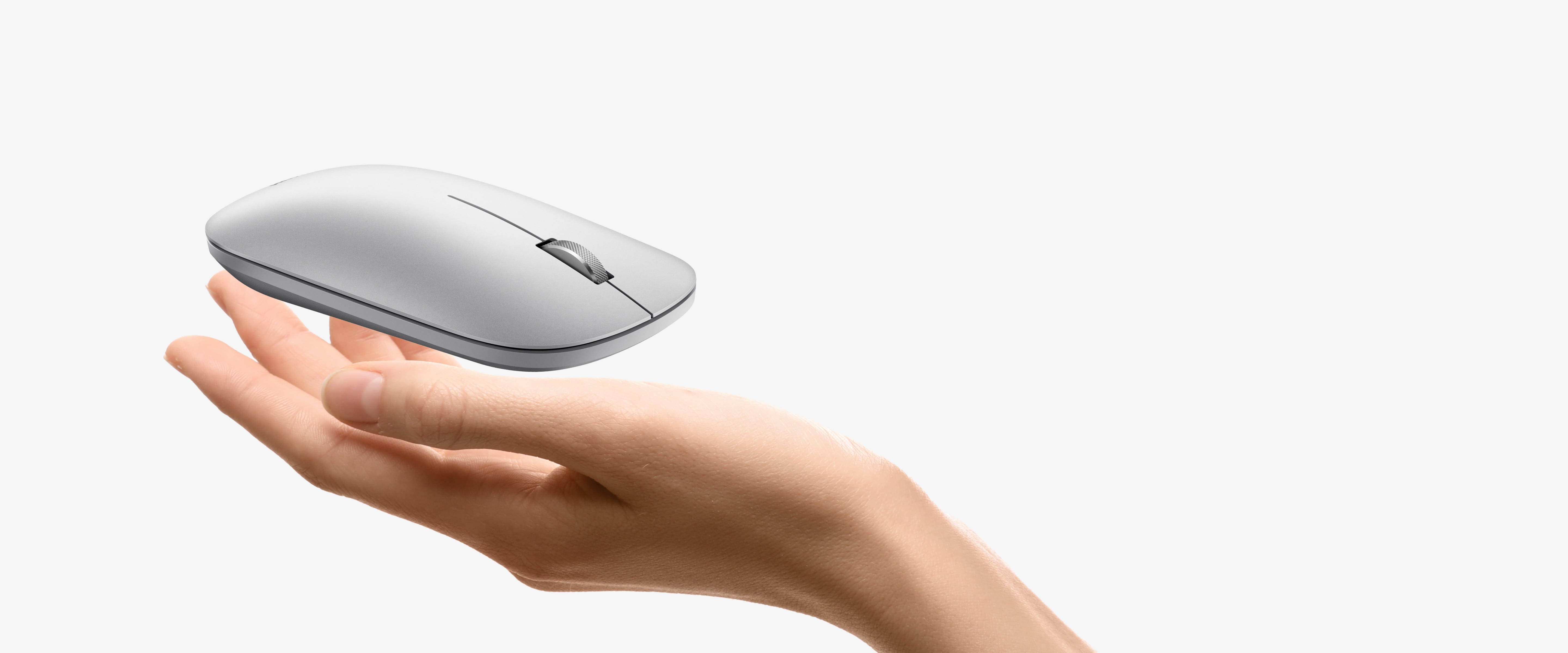 用手托起华为无线鼠标 Slim 优享版,展现轻盈机身