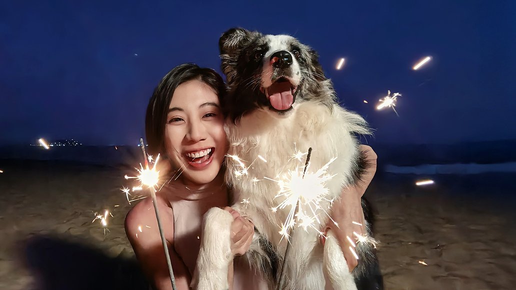 用户佩戴华为AI眼镜傍晚拍摄人物与宠物合照