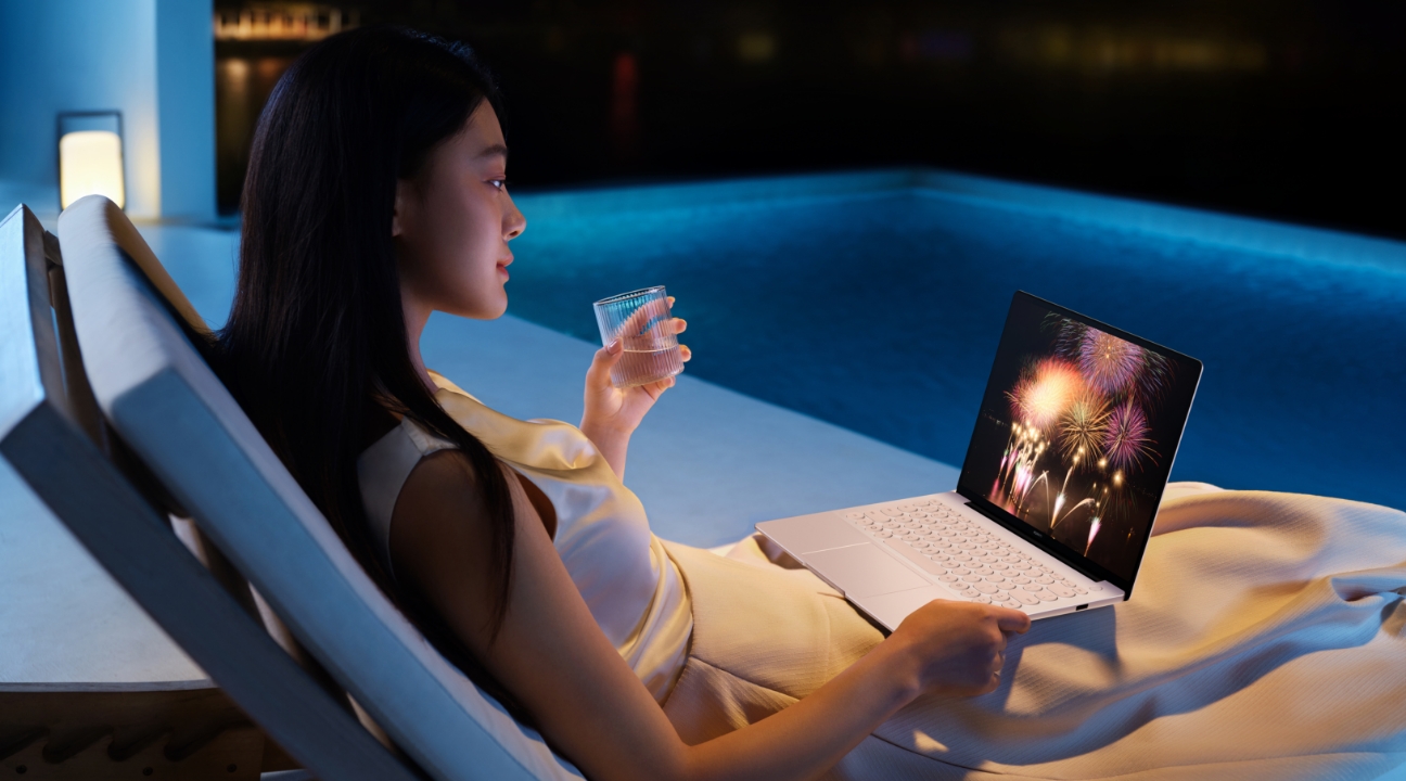 模特在夜晚场景下使用电脑，展示 HUAWEI MateBook 14 长续航及多元场景下的续航时长