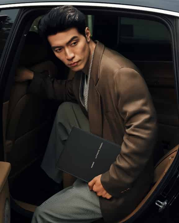 男人拿着 HUAWEI MateBook Fold 非凡大师下车