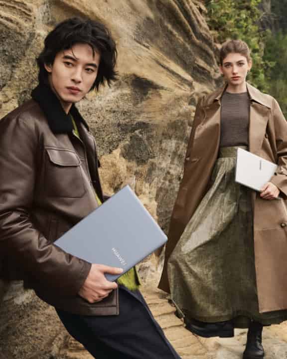 两个男人拿着 HUAWEI MateBook Fold 非凡大师