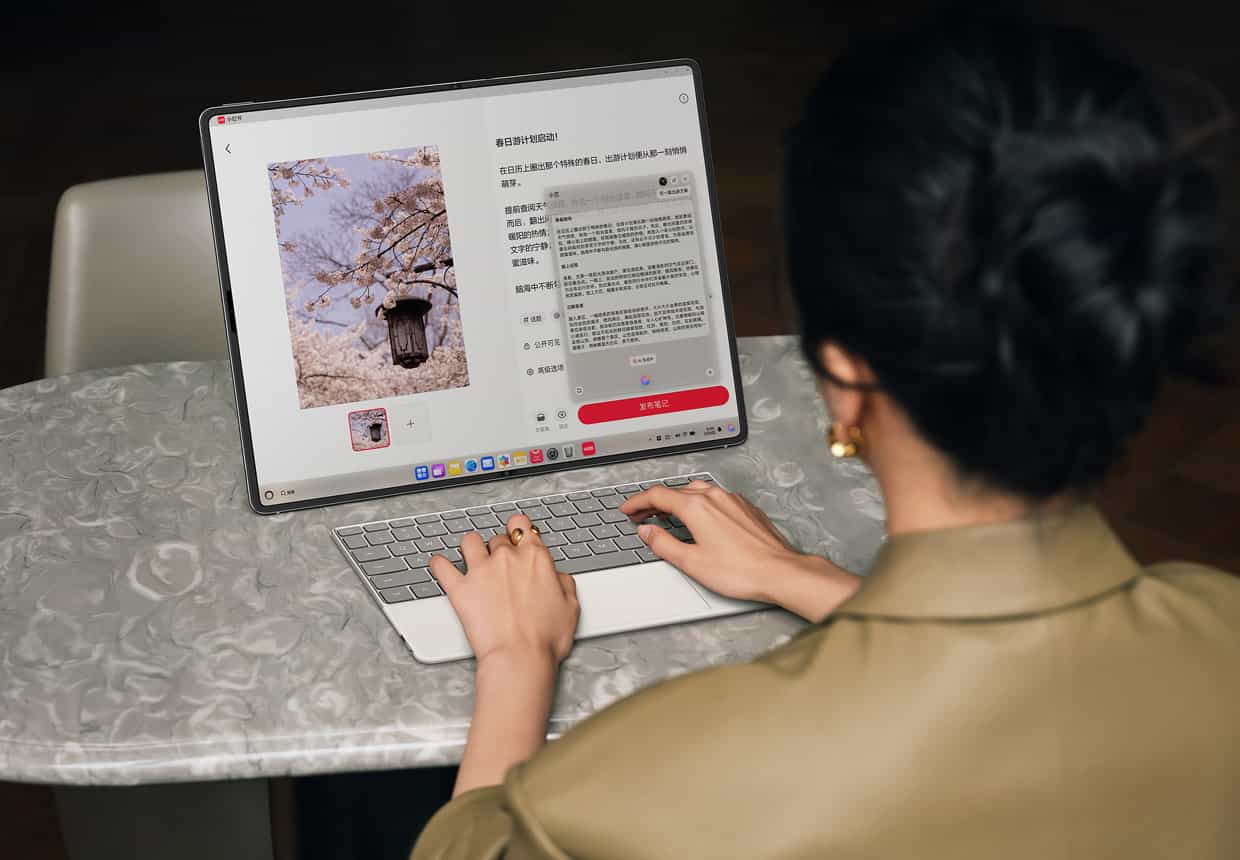 一个女人横屏使用 HUAWEI MateBook Fold 非凡大师和华为星跃随行键盘编辑图文