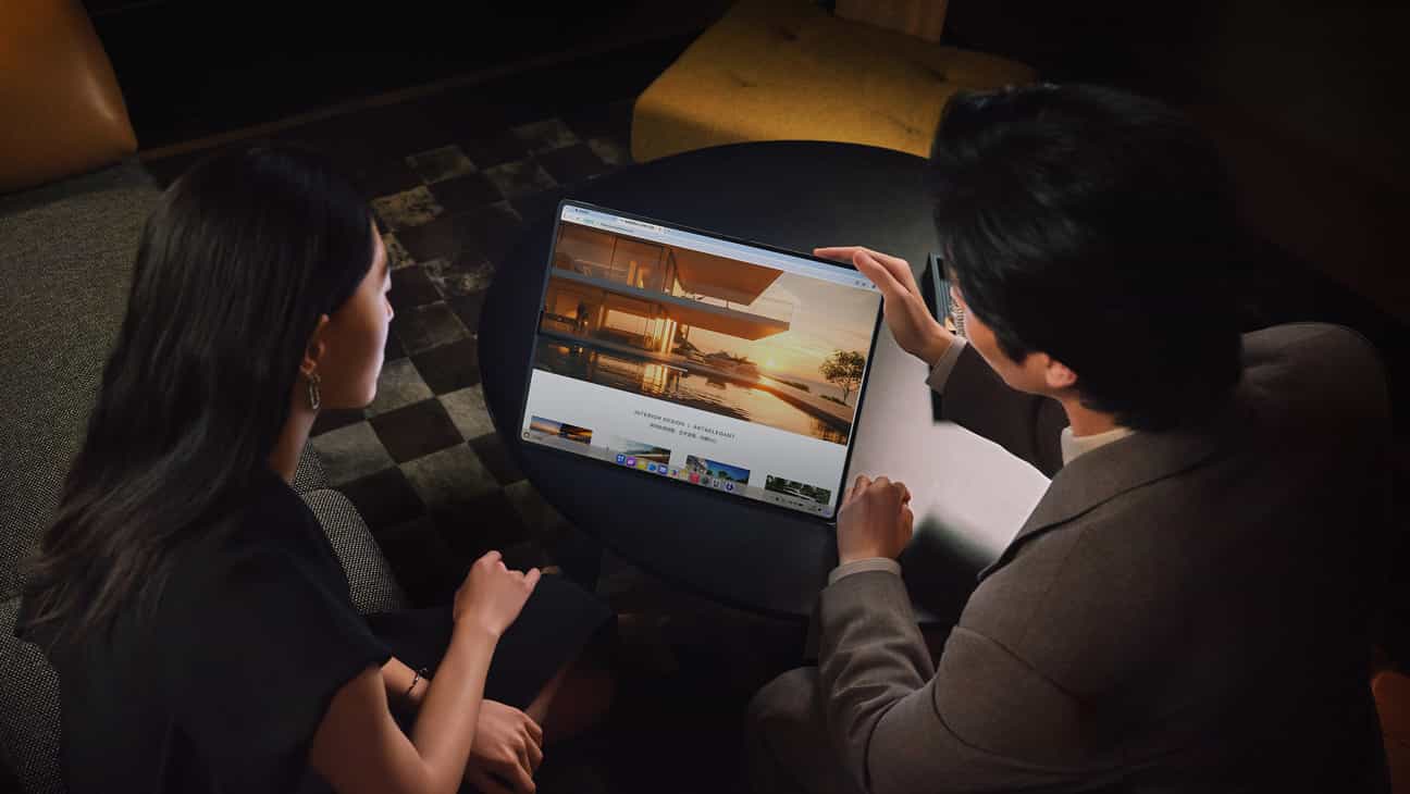 两个人使用 HUAWEI MateBook Fold 非凡大师的 18 英寸大屏观看网页