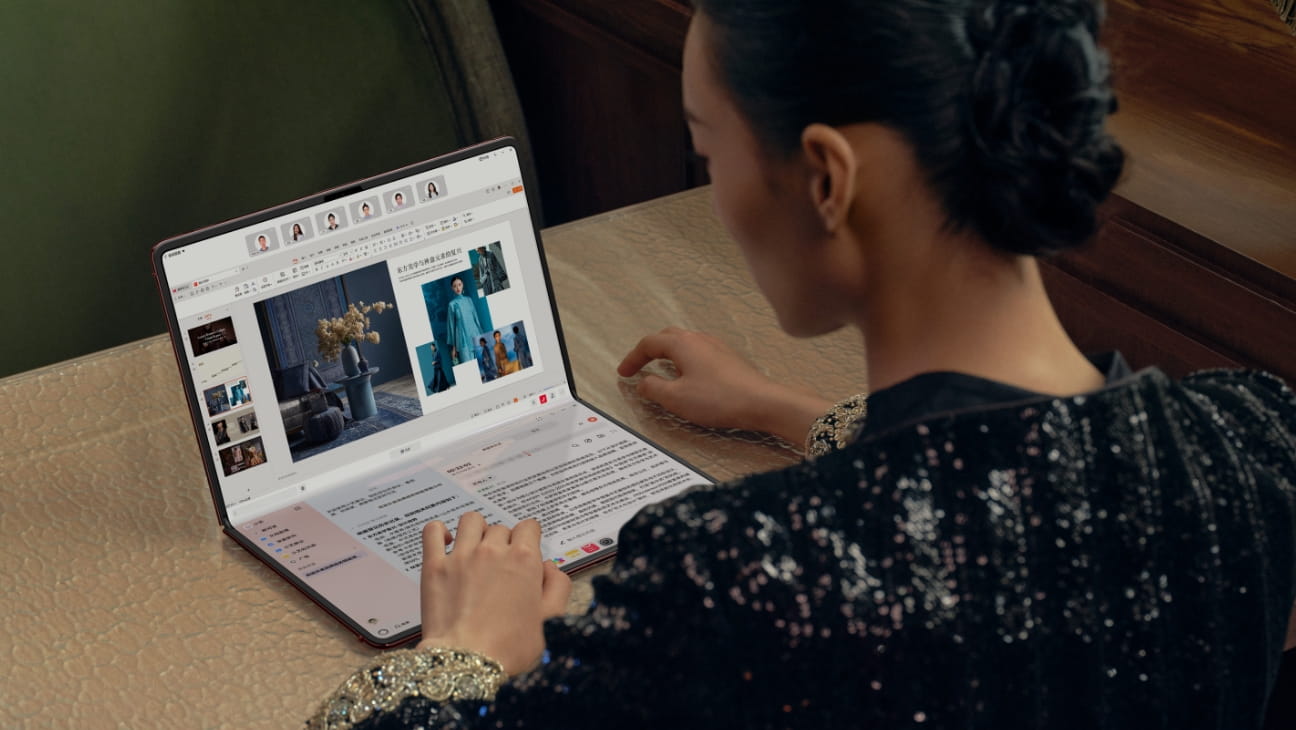 一个女人正在使用桌面上的 HUAWEI MateBook Fold 非凡大师及其 AI 功能制作演示文档