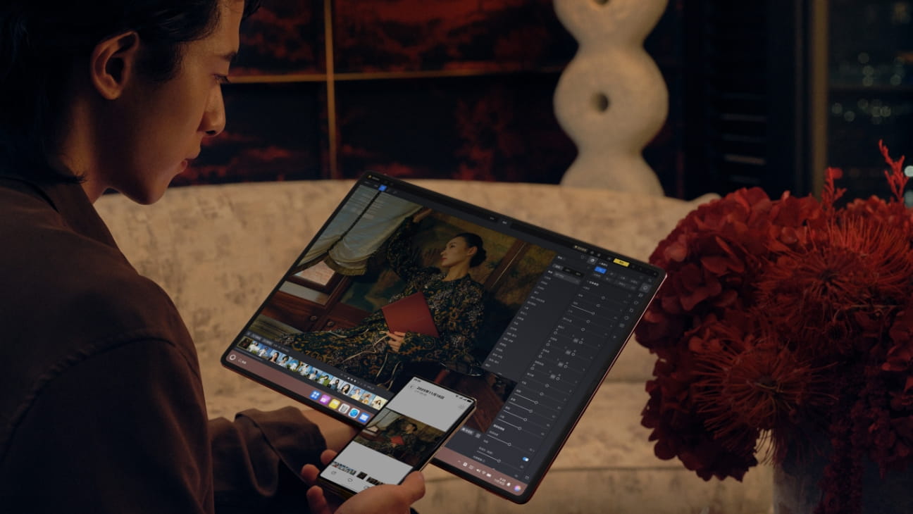 两个人使用 HUAWEI MateBook Fold 非凡大师的 18 英寸大屏观看网页