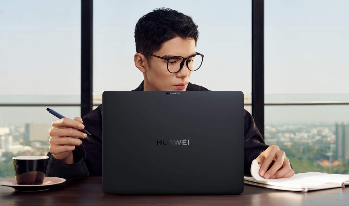 HUAWEI MateBook Pro 创拍图，展示了颜色和设计