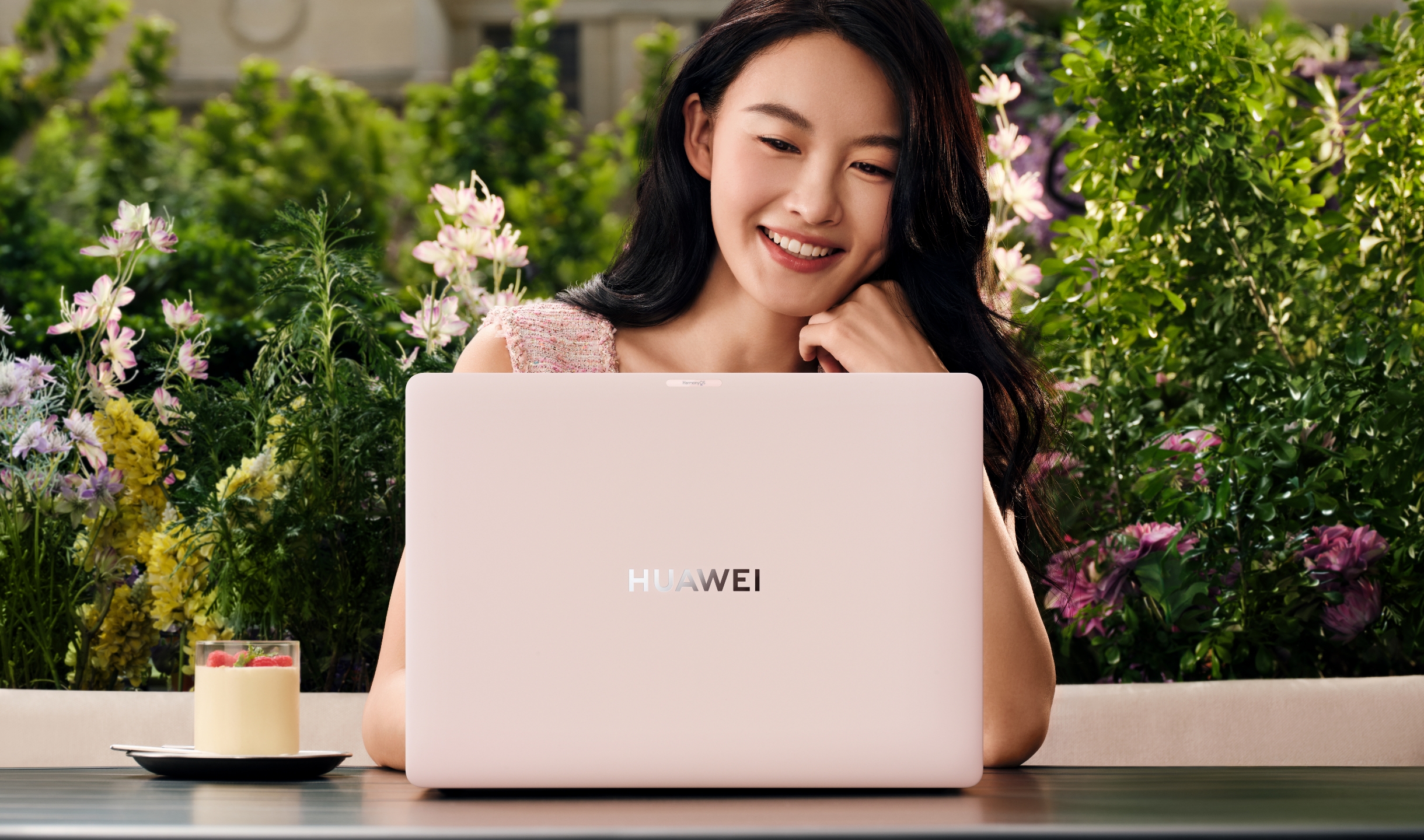 HUAWEI MateBook Pro 创拍图，展示了颜色和设计