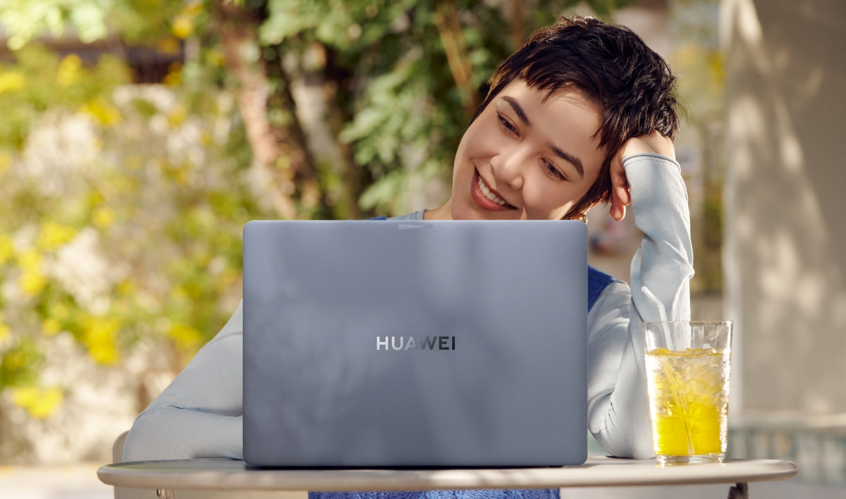 HUAWEI MateBook Pro 创拍图，展示了颜色和设计