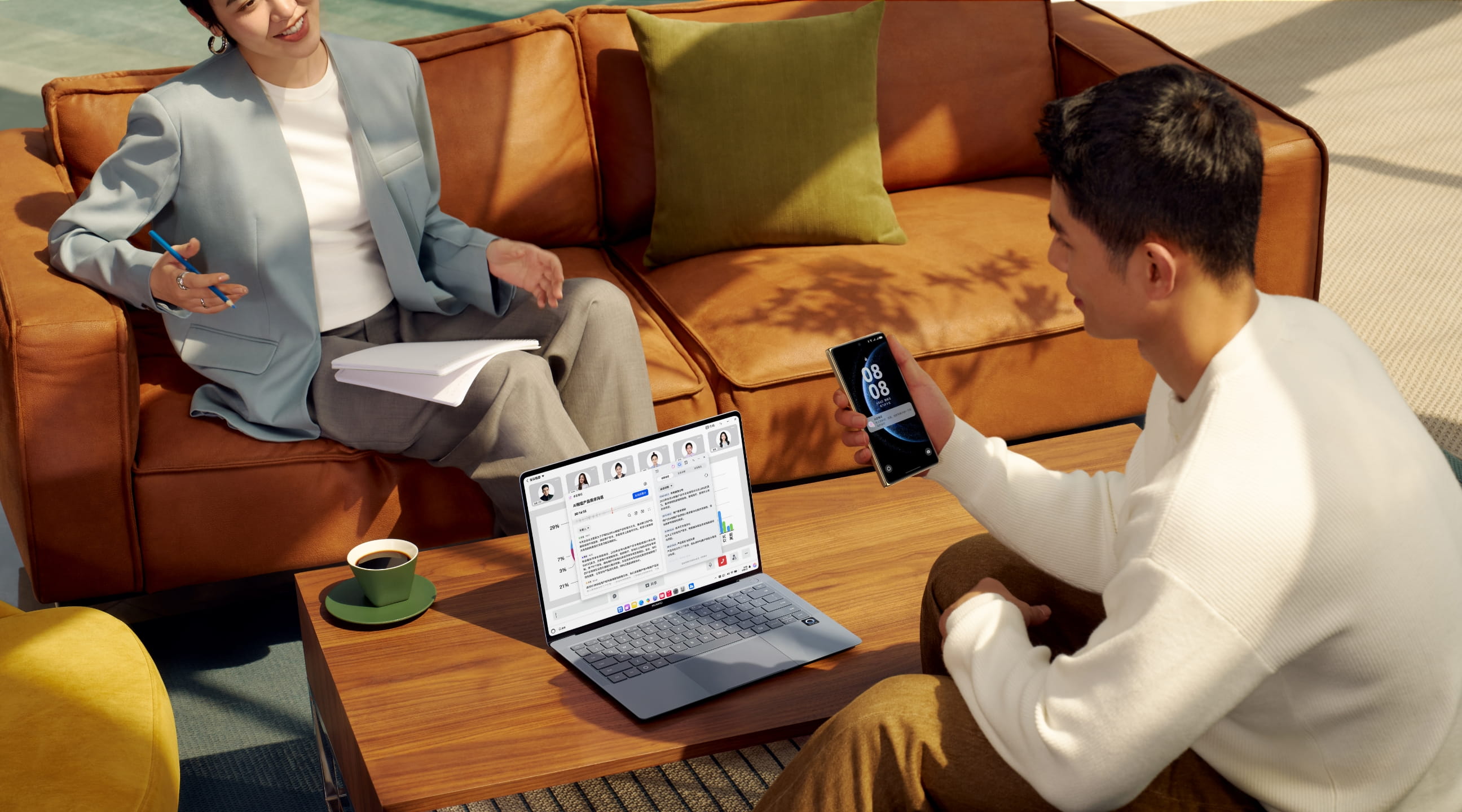 HUAWEI MateBook Pro 的创拍图，展示了搭载 HarmonyOS 6 的功能