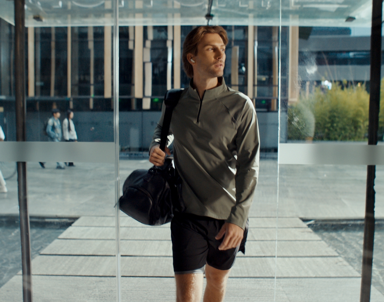 模特佩戴着耳机聆听，展示 HUAWEI FreeBuds Pro 5 自适应调节音量的功能