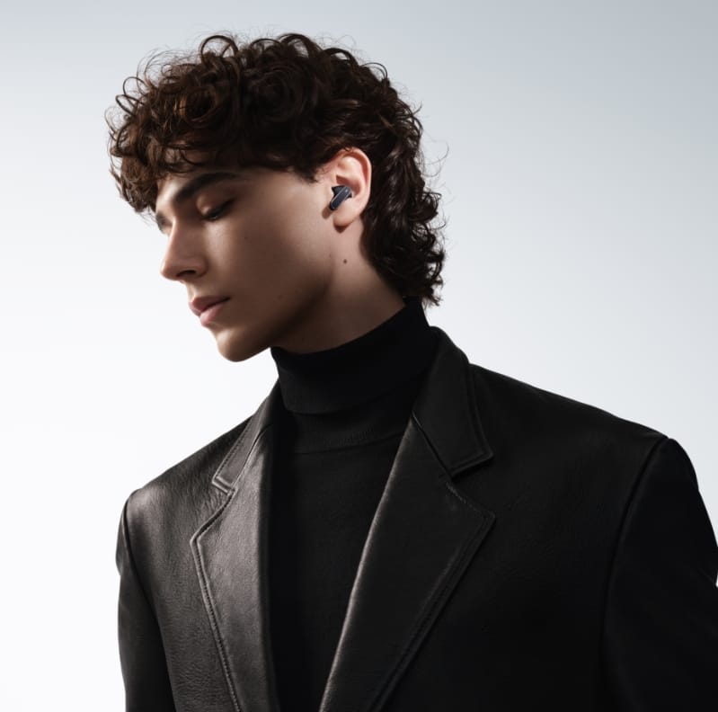 模特佩戴 HUAWEI Freebuds Pro 5 冰霜银耳机，及冰霜银 ID 图展示