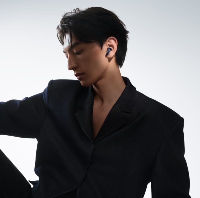 模特佩戴 HUAWEI Freebuds Pro 5 穹宇蓝耳机，及穹宇蓝 ID 图展示