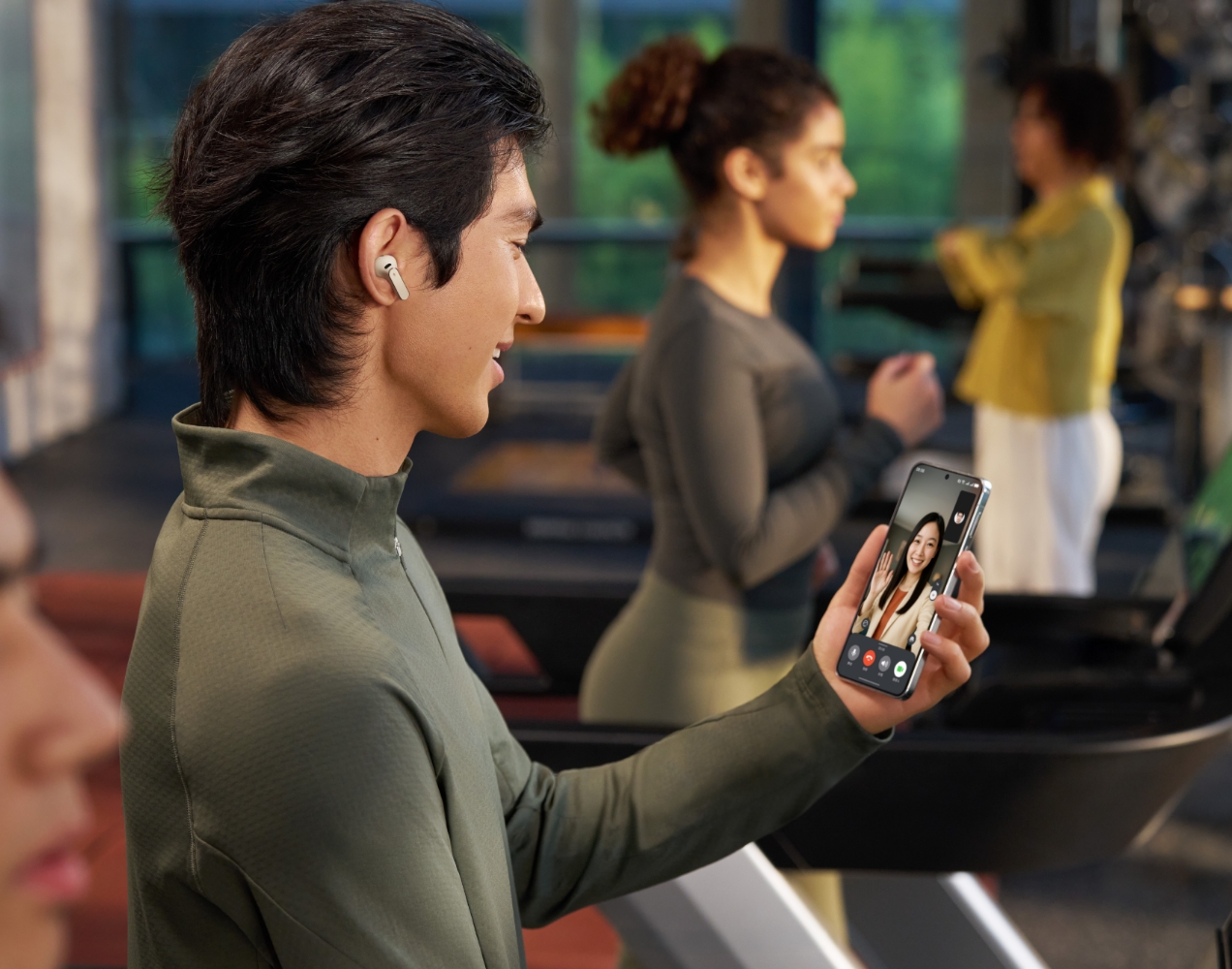 在嘈杂环境下模特佩戴着耳机打电话，展示 HUAWEI FreeBuds Pro 5 主动降噪使用场景