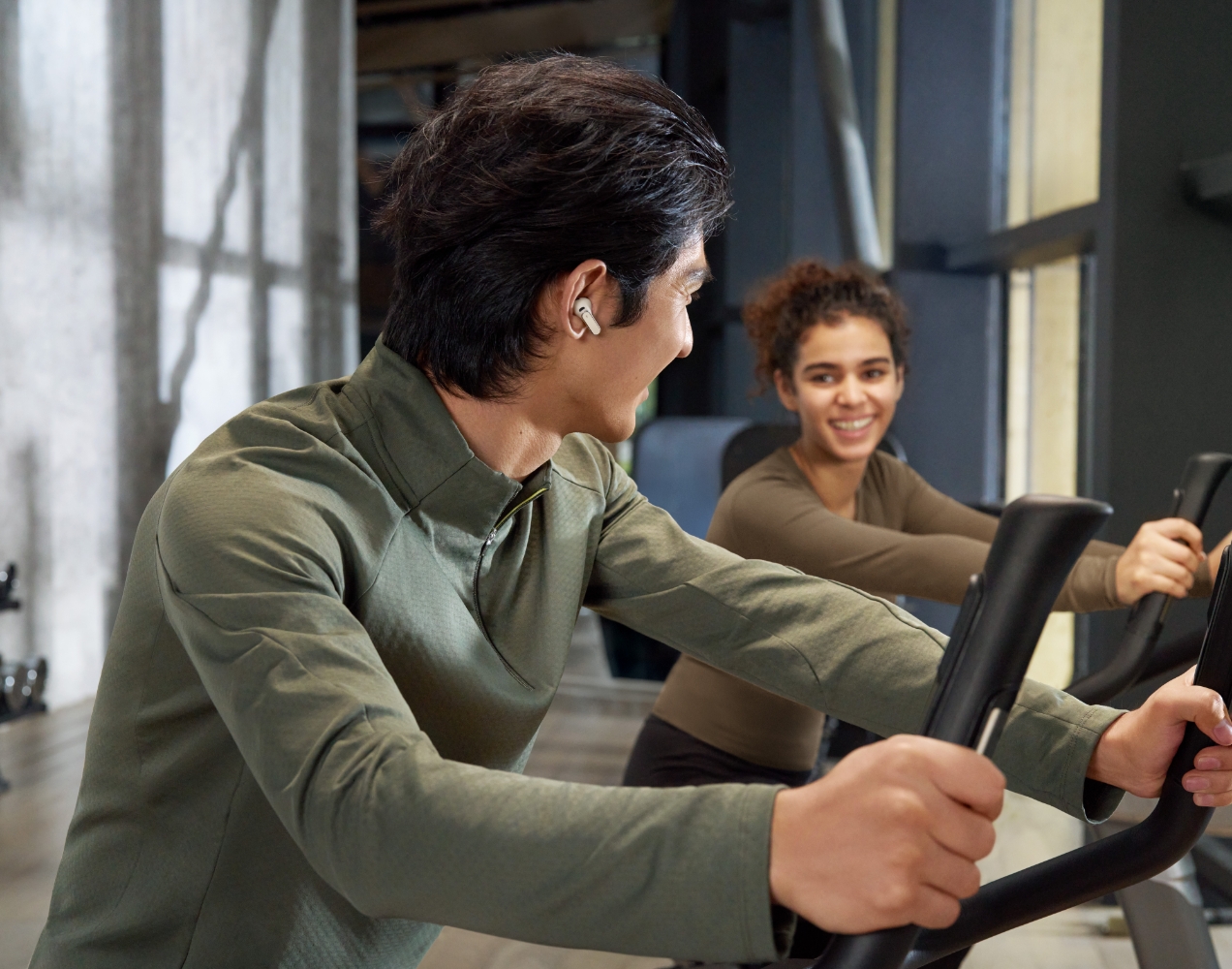 两个模特佩戴着耳机对话，展示 HUAWEI FreeBuds Pro 5 免摘对话功能