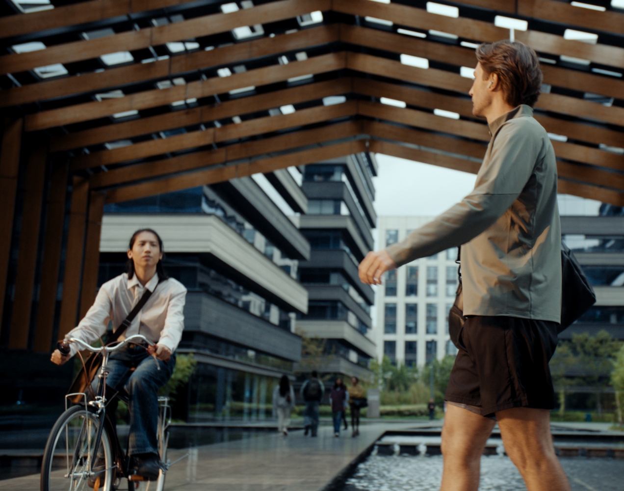 模特佩戴耳机享受音乐，展示 HUAWEI FreeBuds Pro 5 超自然透传的功能