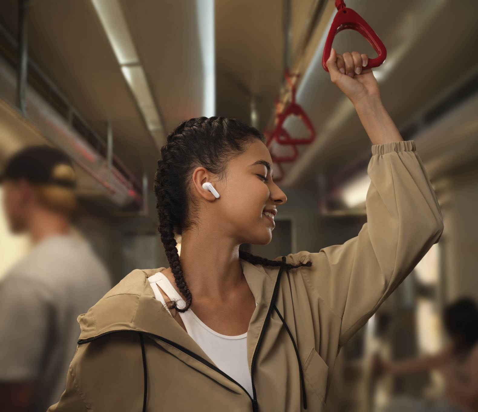 一位女性在地铁里佩戴 HUAWEI FREEBUDS SE 4 ANC，展示降噪功能