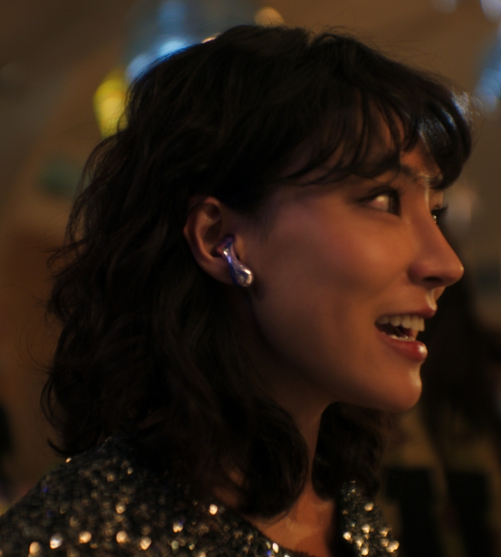 展示在嘈杂环境，人们佩戴 HUAWEI FreeBuds 6 自在通话的场景