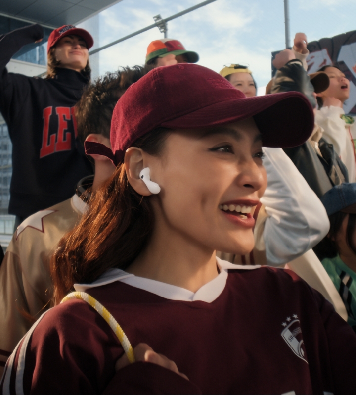 展示在嘈杂环境，人们佩戴 HUAWEI FreeBuds 6 自在通话的场景