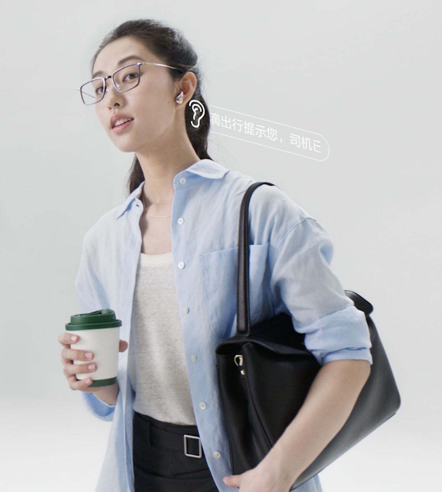 展示 HUAWEI FreeBuds 6 的耳边播报功能