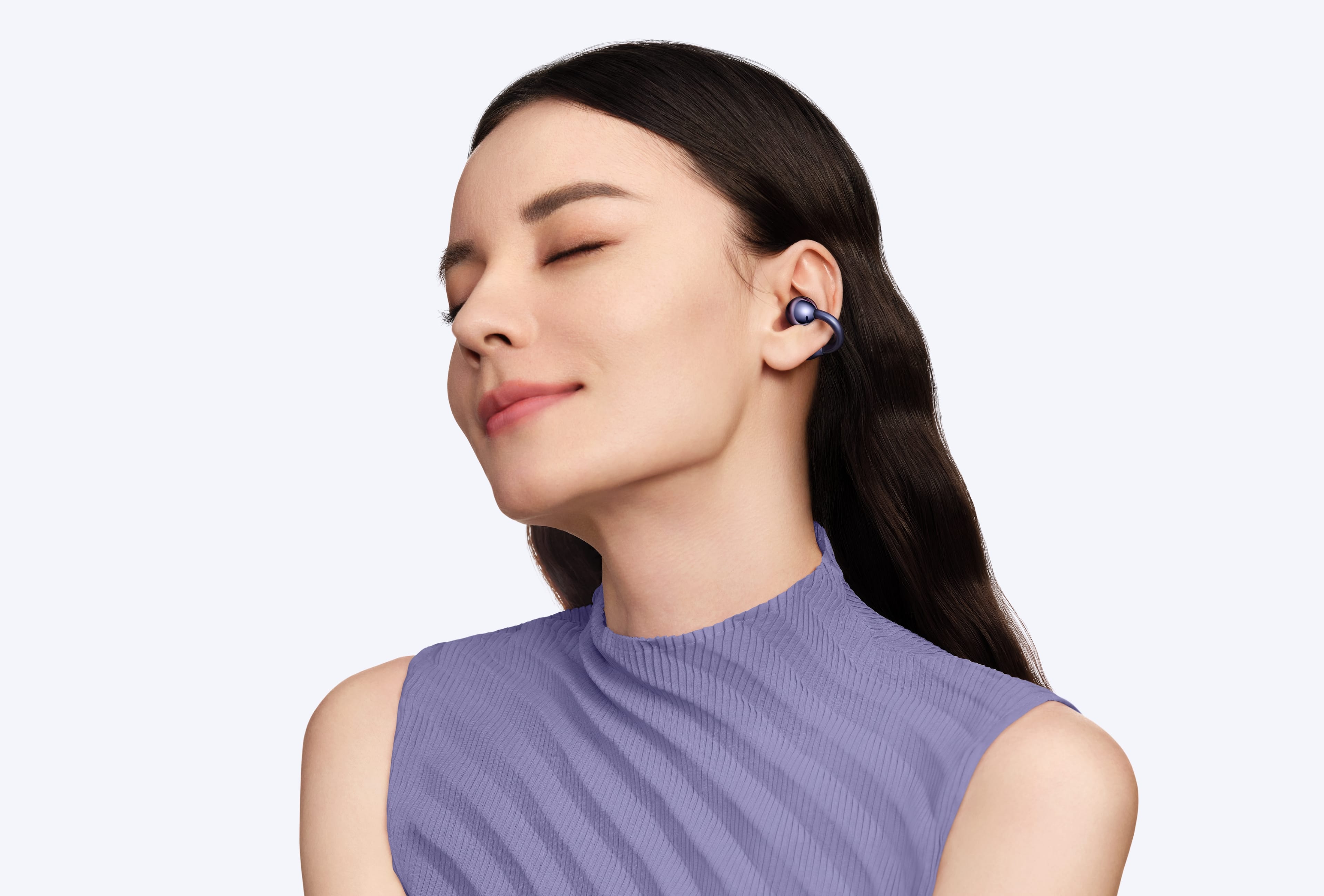 HUAWEI FreeClip 2 典藏版 耳夹耳机人物图，展示质感聆听体验