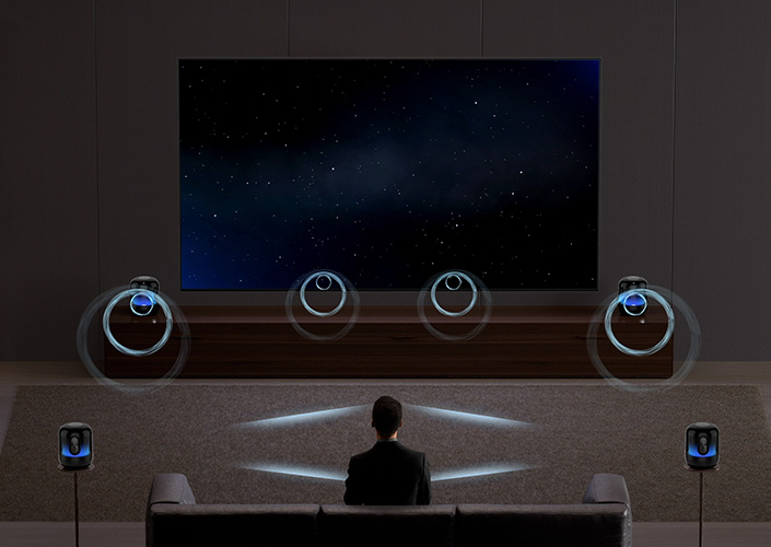 一位男性在客厅,体验华为 Vision 智慧屏 4 Pro 与 HUAWEI Sound X 组成的 5.1 家庭巨幕影院