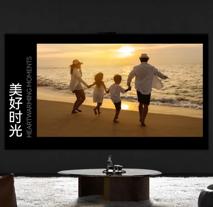 客厅内的华为 Vision 智慧屏 4 Pro 在播放森林画面,展示智慧画框功能