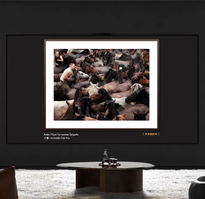 客厅内的华为 Vision 智慧屏 4 Pro 在播放森林画面,展示智慧画框功能