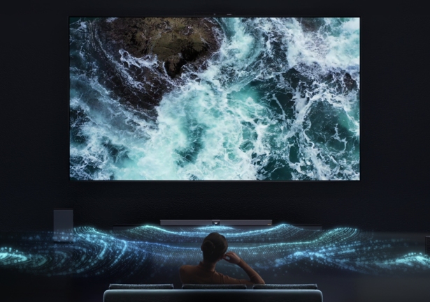 用户观看华为 Vision 智慧屏 5 Pro，享受家中巨幕影院效果，展示了华为 Vision 智慧屏 5 Pro 的沉浸视听。