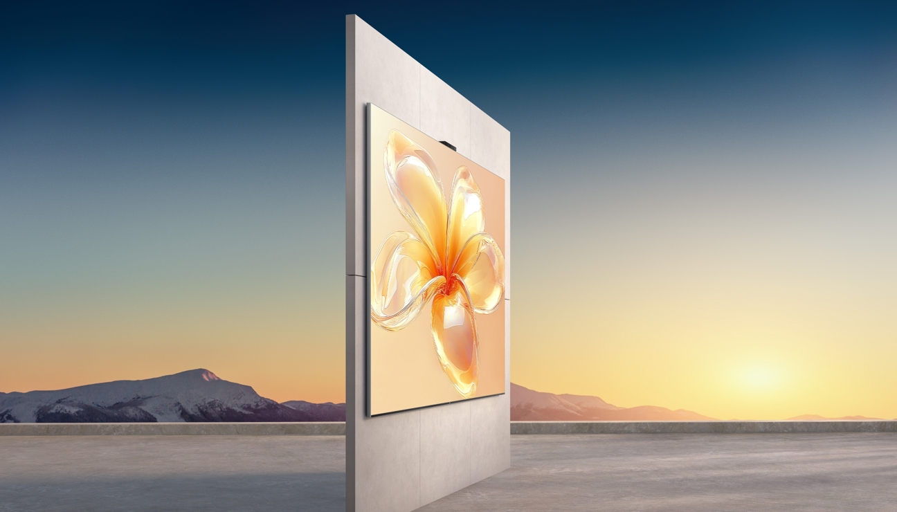 展示了华为 Vision 智慧屏 5 Pro 纤薄的机身，超薄零贴墙。