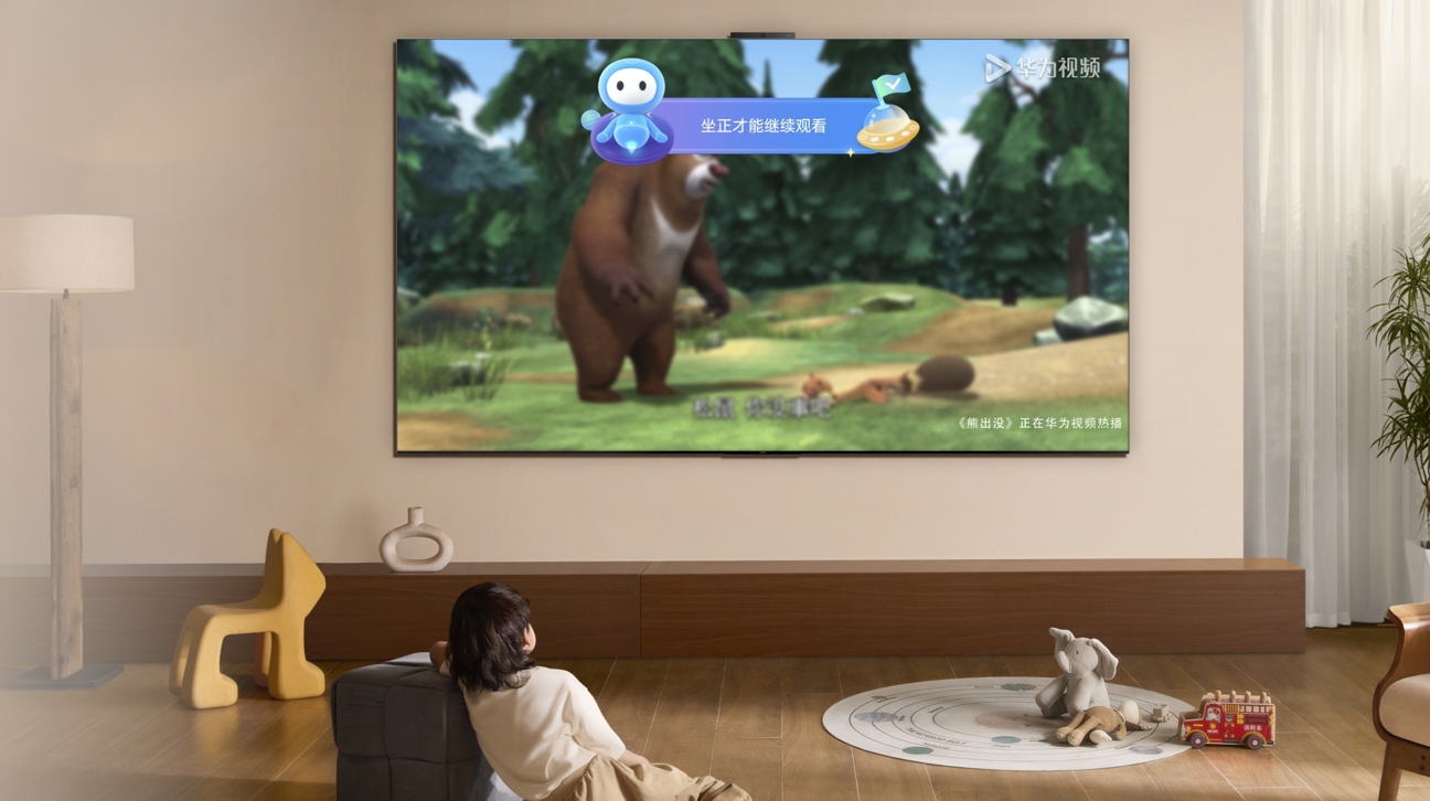 用户使用华为 Vision 智慧屏 5 Pro 看动画片，展示了华为 Vision 智慧屏 5 Pro 的儿童模式，有利于呵护儿童成长。