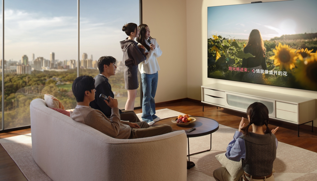 用户使用华为 Vision 智慧屏 5 Pro 全家欢乐 K 歌，展示了华为 Vision 智慧屏 5 Pro 可用于家庭娱乐，连麦唱歌的功能。