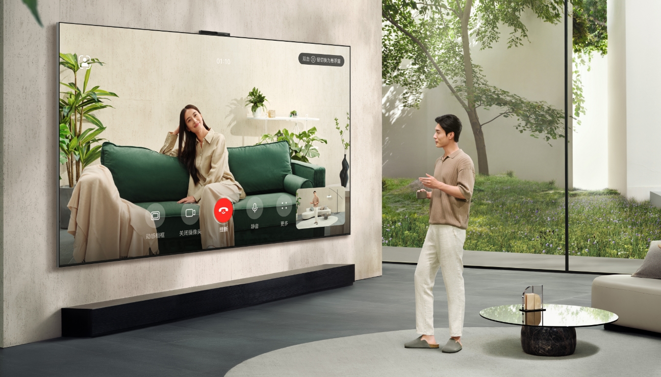 用户使用华为 Vision 智慧屏 5 Pro 和家人视频通话，展示了华为 Vision 智慧屏 5 Pro 可用于跨屏畅联，远程通话的功能。