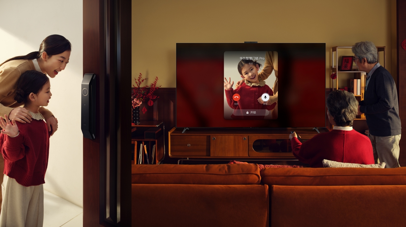 用户华为 Vision 智慧屏 5 Pro 看门外动态，展示了华为 Vision 智慧屏 5 Pro 与华为智能门锁互联的功能。