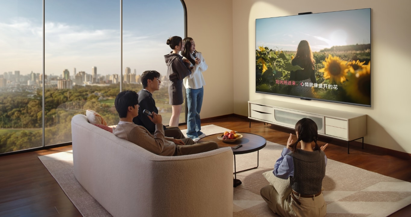 用户们聚在华为 Vision 智慧屏 5 SE 前 K 歌