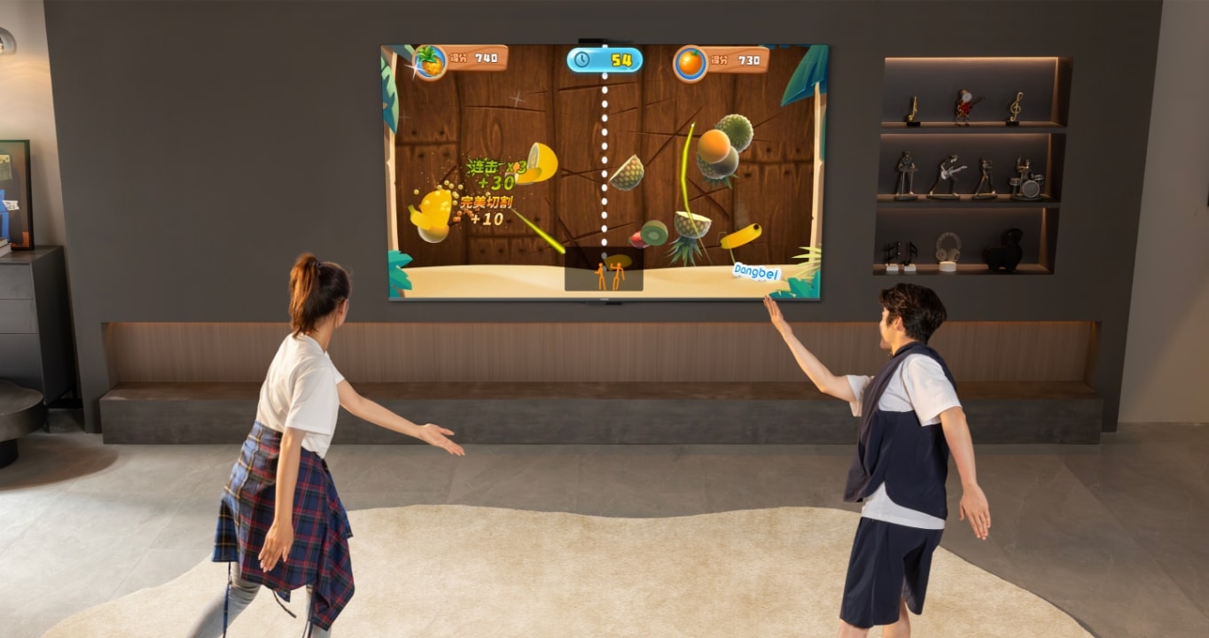 两位用户在华为 Vision 智慧屏 5 SE 前玩 AI 体感游戏