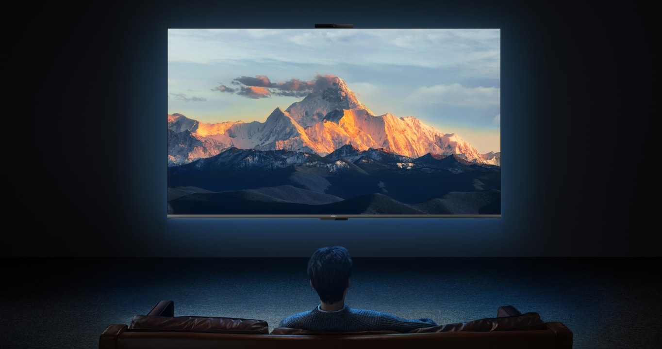 用户在华为 Vision 智慧屏 5 SE 前观看电影