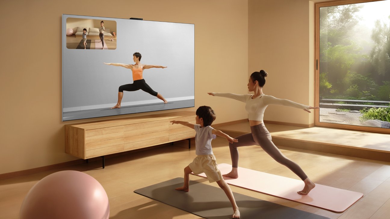 用户和孩子在华为 Vision 智慧屏 5 前跟练瑜伽