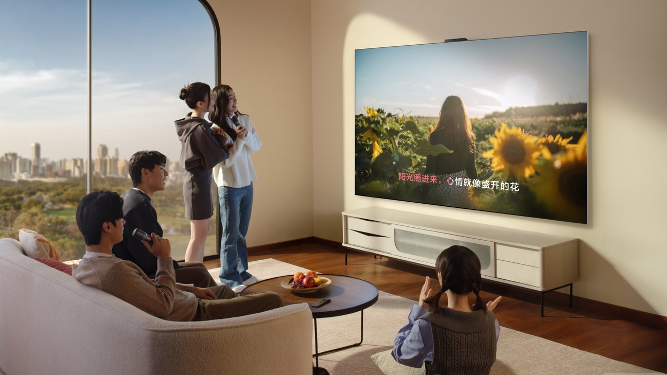 用户们聚在华为 Vision 智慧屏 5 前 K 歌