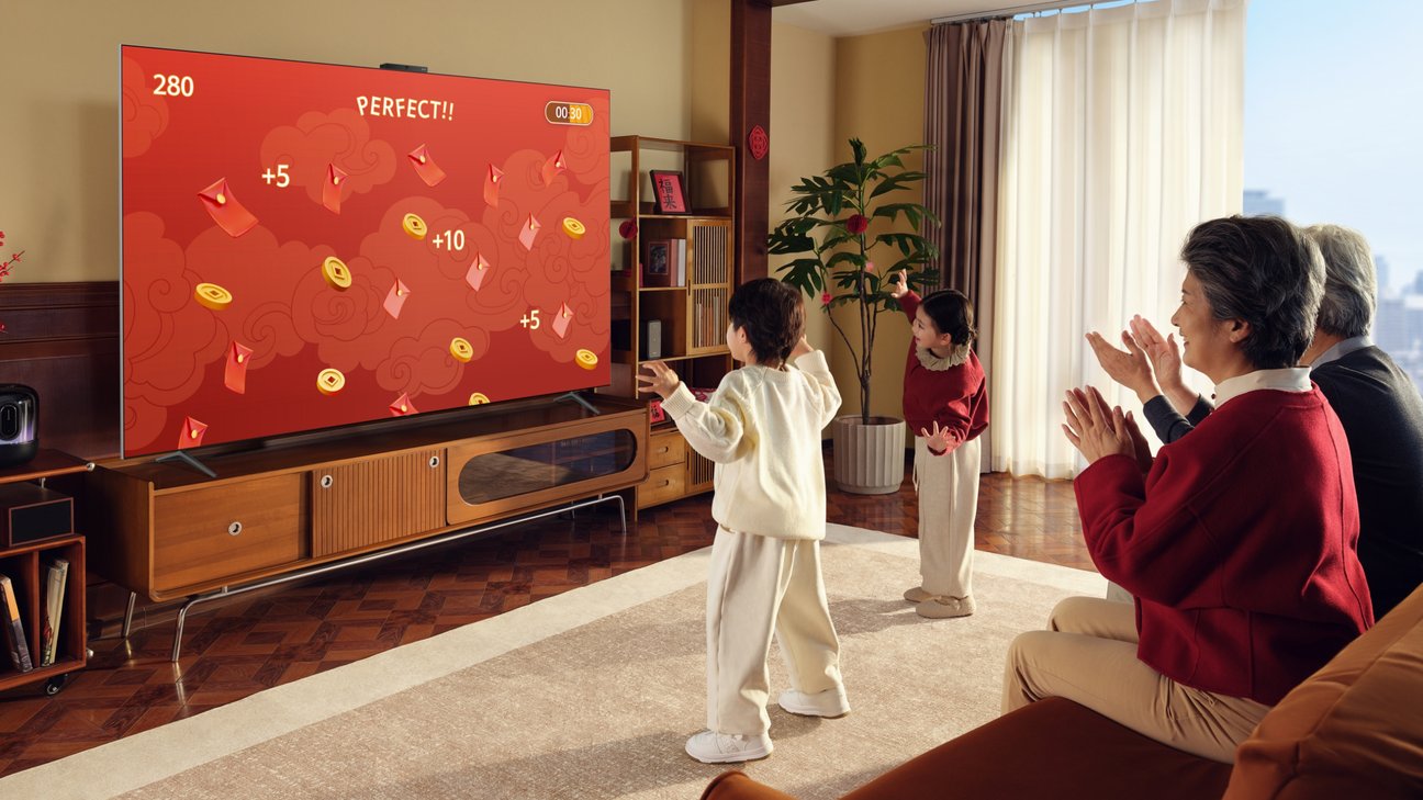 老人陪伴孩子在华为 Vision 智慧屏 5 前玩 AI 体感游戏